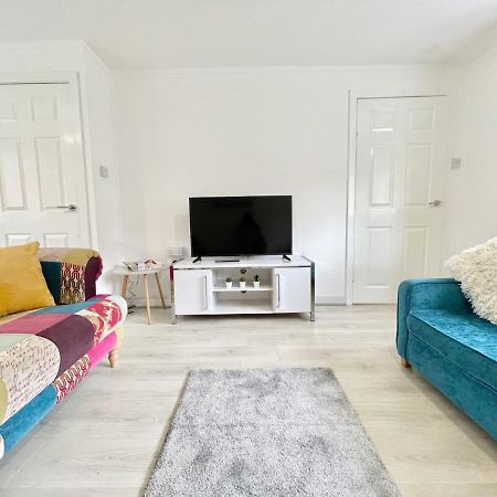 דירות ווישאו Hazel House - Vibrant 2 Bed House In Wishaw מראה חיצוני תמונה