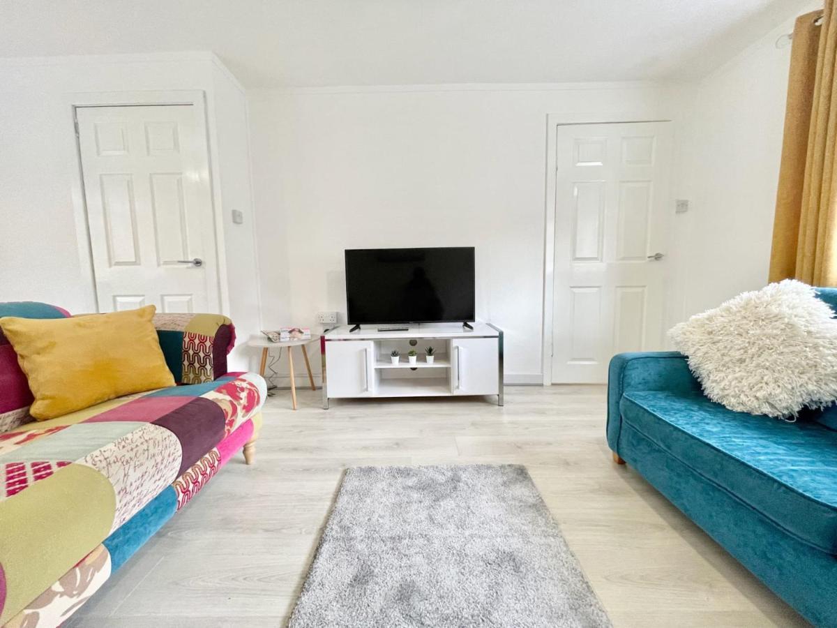 דירות ווישאו Hazel House - Vibrant 2 Bed House In Wishaw מראה חיצוני תמונה